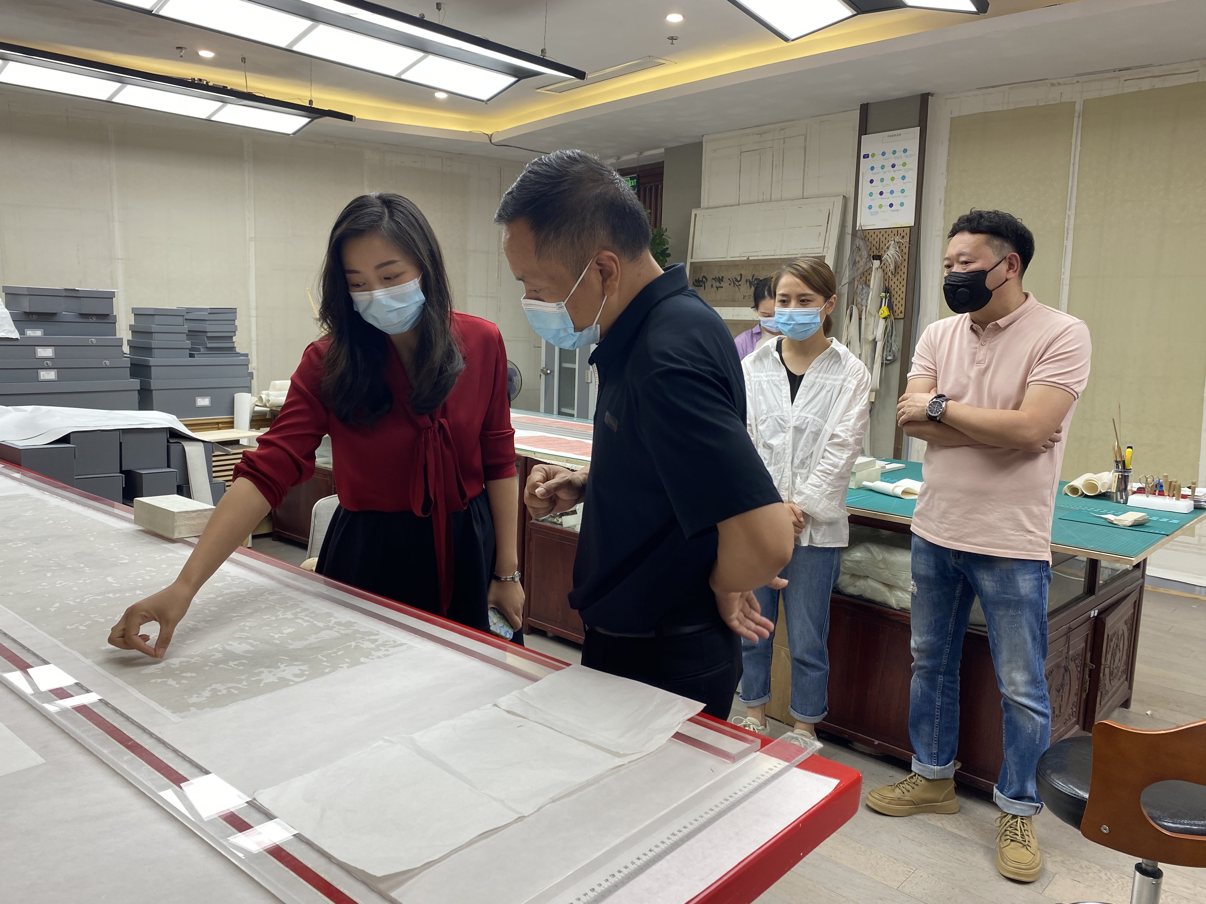 德阳市博物馆对馆藏书画保护修复项目进行进度查验(图2)