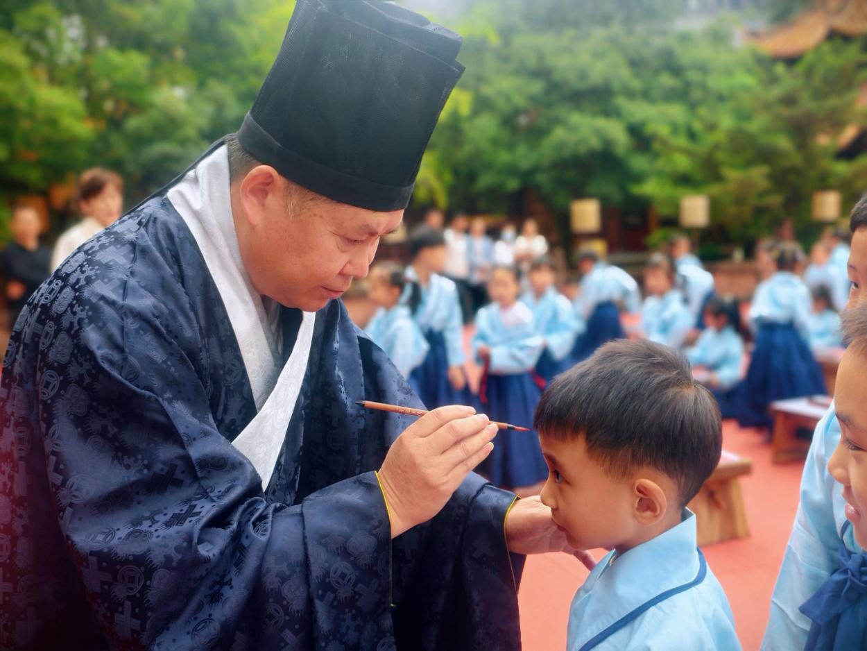 启蒙开笔礼 助新生迈出学习求知第一步(图3) 启蒙开笔礼 助新生迈出学习求知第一步(图3)