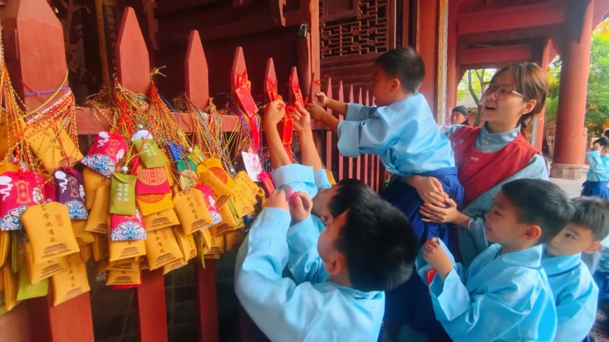 启蒙开笔礼 助新生迈出学习求知第一步(图5) 启蒙开笔礼 助新生迈出学习求知第一步(图5)