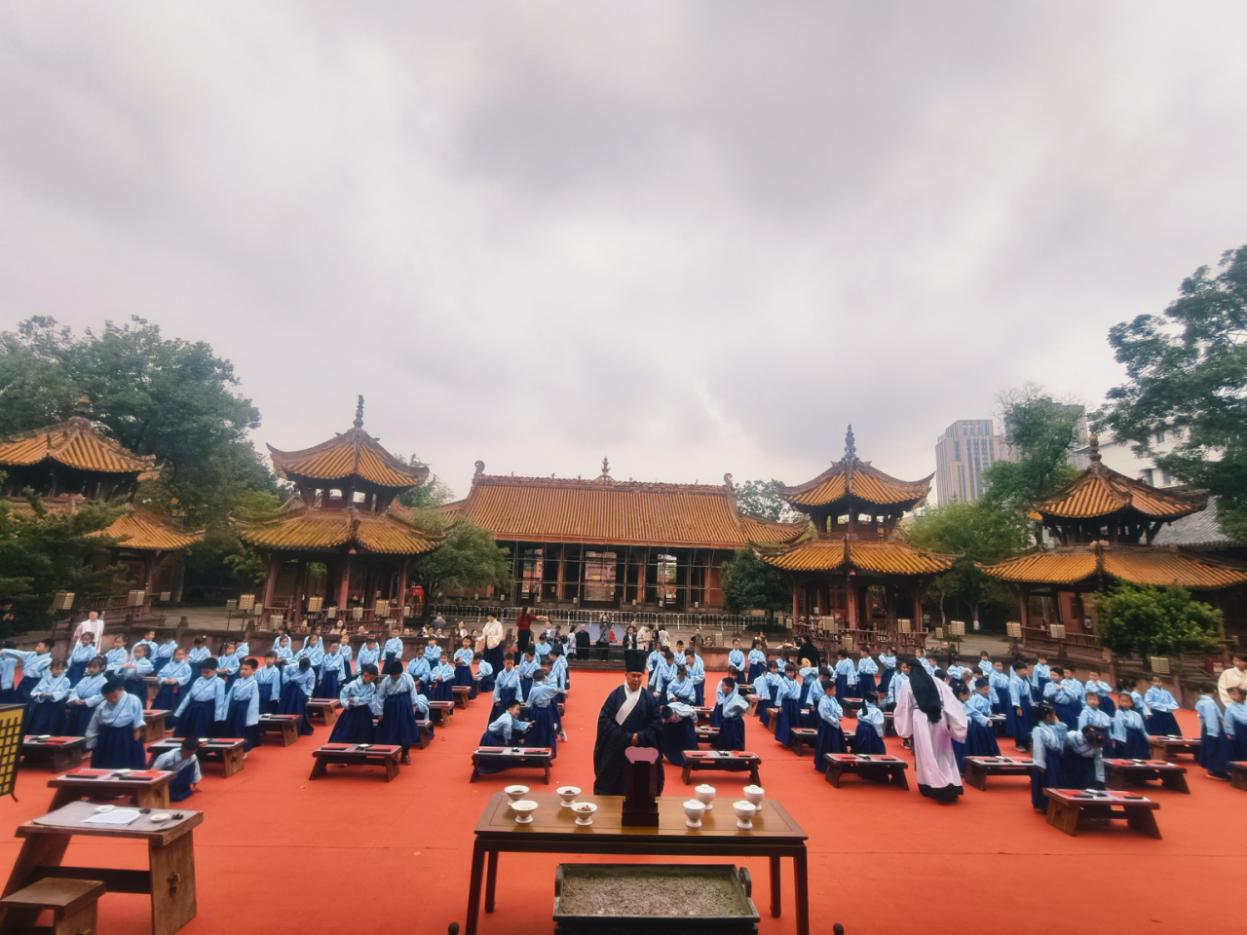 启蒙开笔礼 助新生迈出学习求知第一步(图6) 启蒙开笔礼 助新生迈出学习求知第一步(图6)